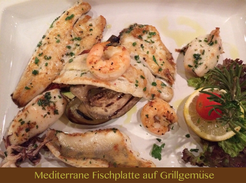 mediterrane Fischplatte auf Grillgemüse