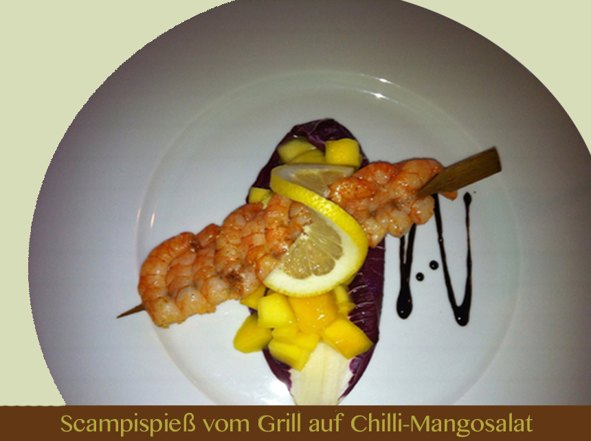 Scampispiess vom Grill auf Chilli-Mangosalat